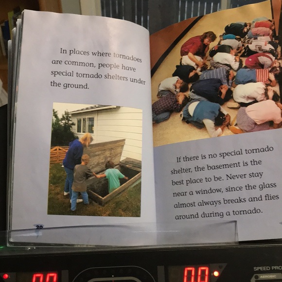 “ tornadoes” Scholastic science readers level 1 - Picture 12 of 14